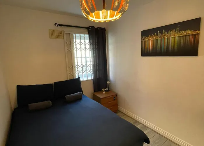 Superb 2-bed Near Spire 아파트